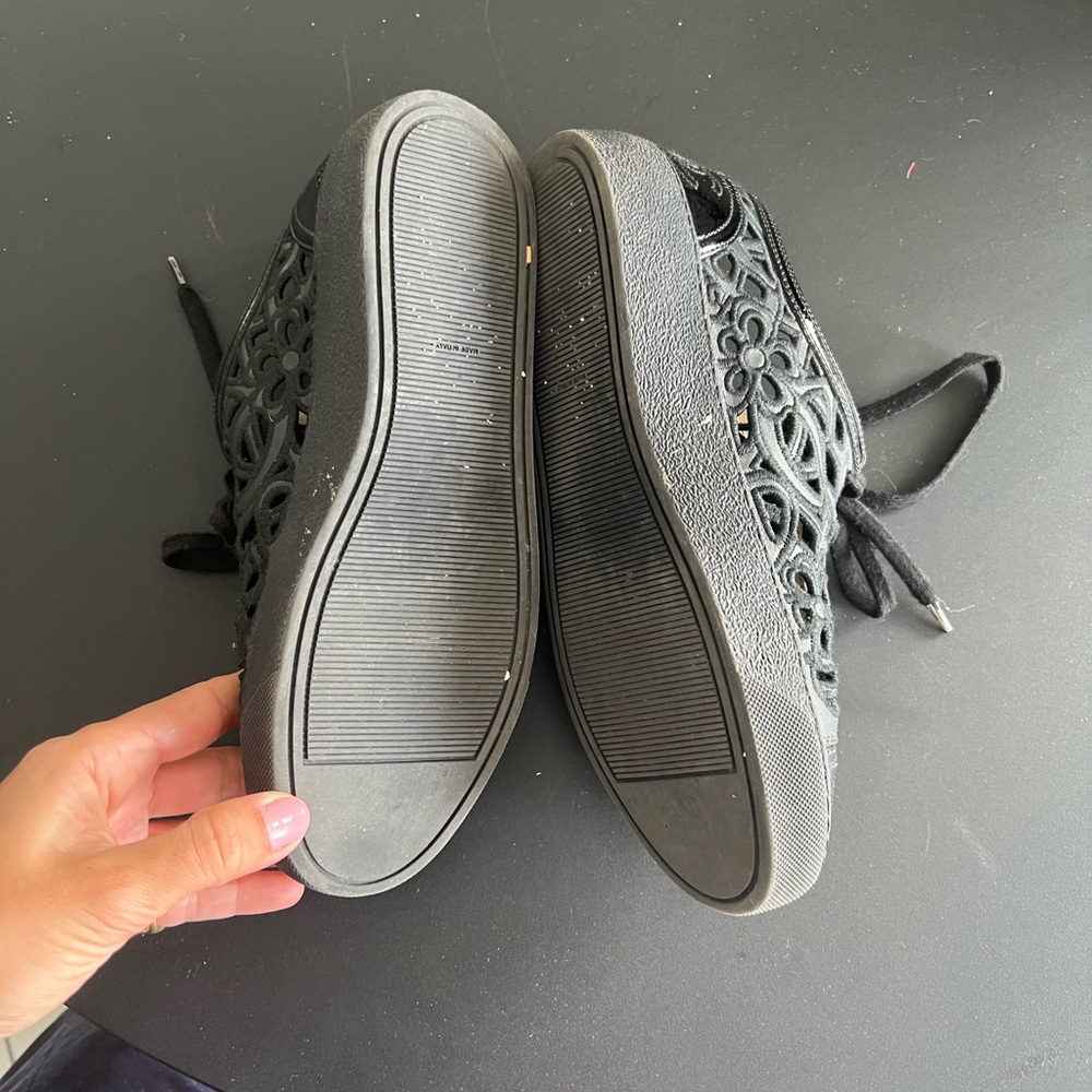CHANEL black leather cut out sneakers. Size 40 - Picture 5 of 7